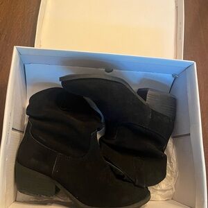 White Mountain Black Ankle Booties Suede Texture